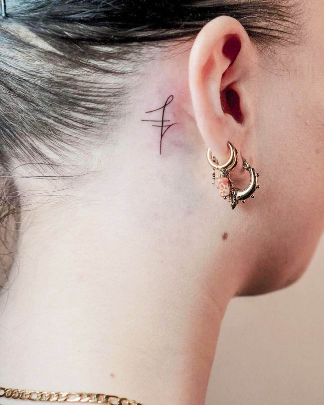 Un tatuaggio con un carattere astratto che rappresenta il futuro di @melody.ink