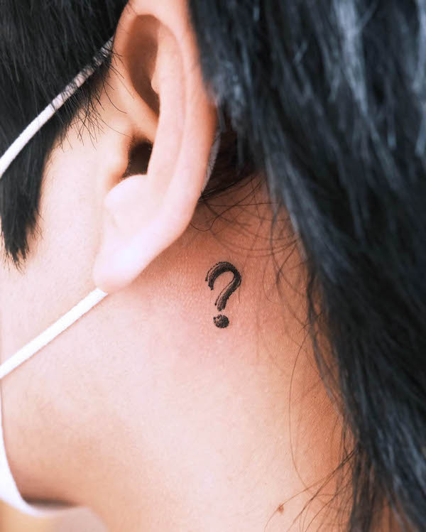 Punto interrogativo dietro l'orecchio di @tattooist_soma