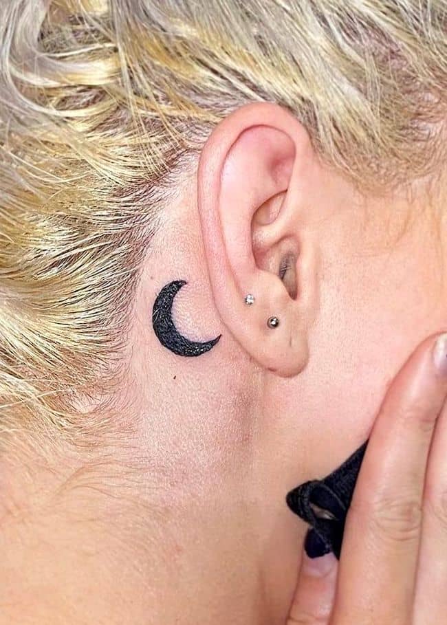 Un misterioso tatuaggio di luna nera di @maddiemorrill_art
