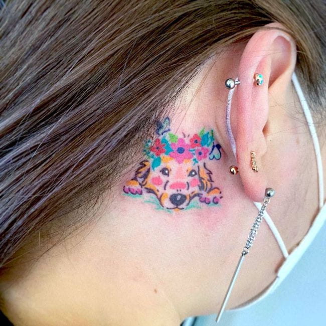 Un simpatico tatuaggio di cane dietro l'orecchio di @keemee.keemee
