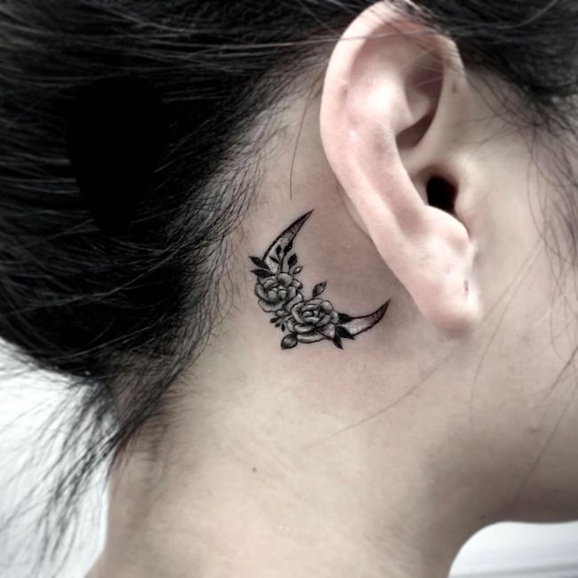 Un tatuaggio lunare floreale di @felicia_lozoya