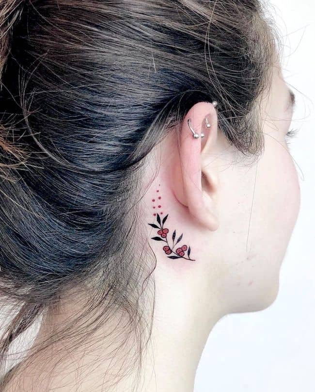 Un tatuaggio floreale femminile di @melikegunes.ink