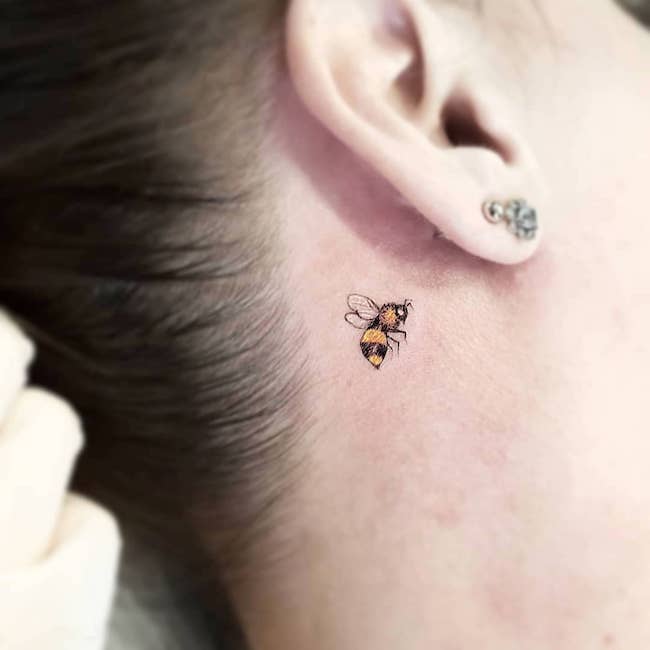 Un piccolo tatuaggio ape da nascondere o mostrare di @karoldiastattooist