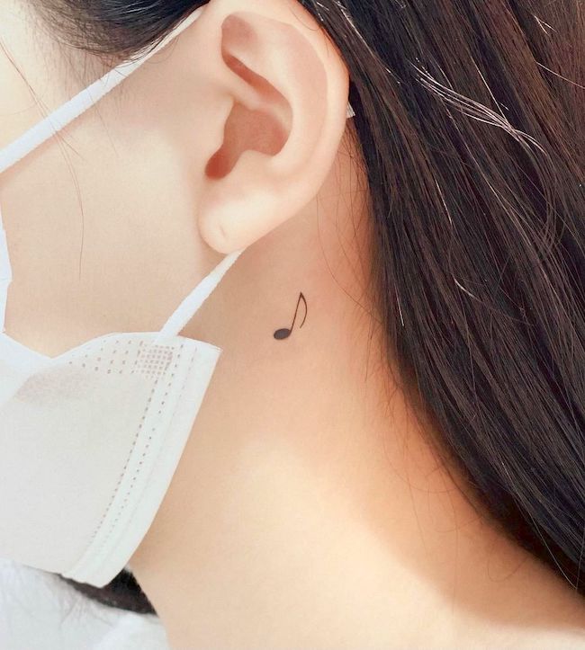 Un piccolo tatuaggio per gli amanti della musica di @yeowool_tattooer