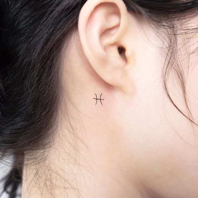 Tatuaggio con simbolo dei Pesci di @thedayafter_tat2