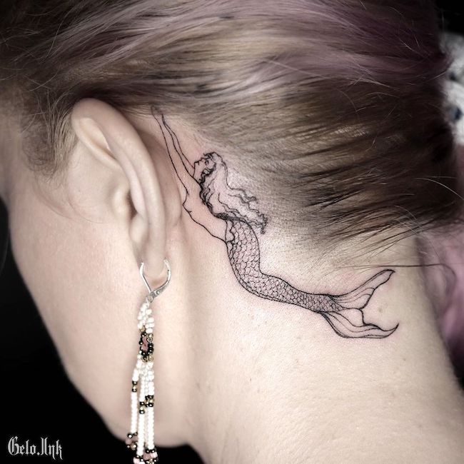 Uno splendido tatuaggio a forma di sirena dietro l'orecchio realizzato da @gelo.ink_