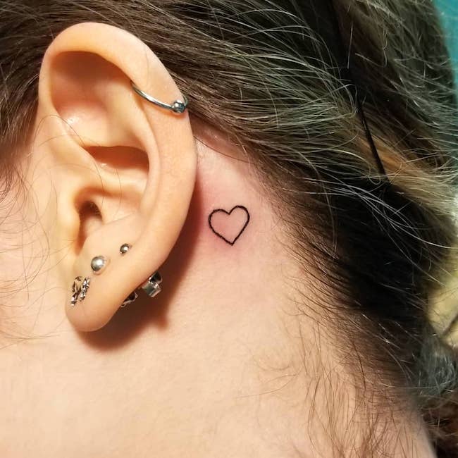 Un tatuaggio a forma di piccolo cuore dietro l'orecchio di @_jose_g_p