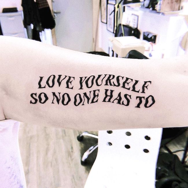 Un tatuaggio triste di @demondance su love yourself