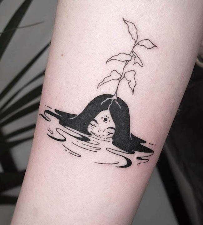 il tatuaggio triste della ragazza che annega di @tim.luijten.ink