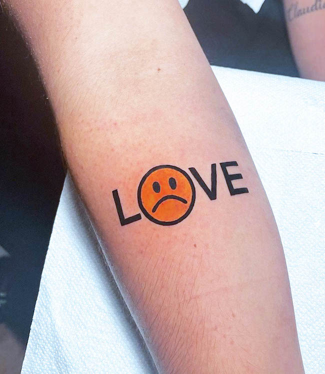 L'amore è ciò che ti rende triste un tatuaggio di una sola parola di @flavio_filippi