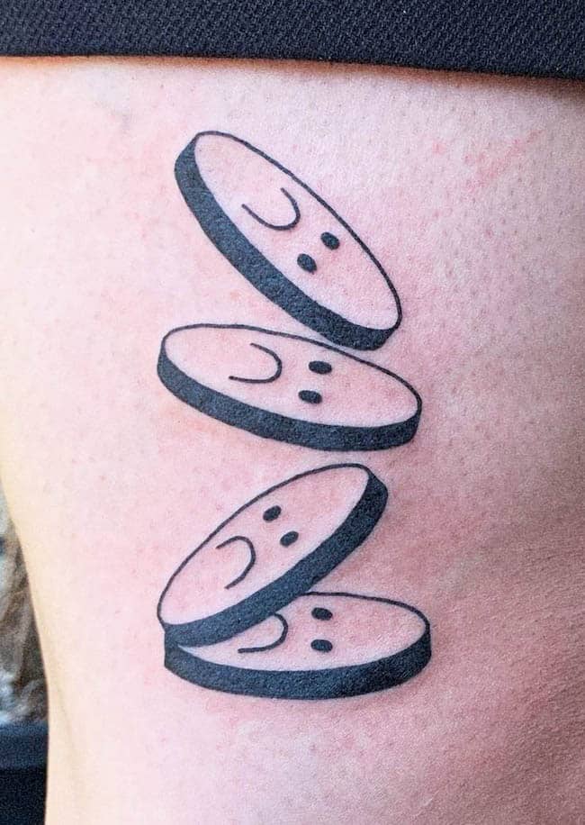 Tatuaggio emoji triste di @syctattoo