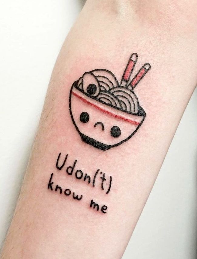Tatuaggio con gioco di parole sul cibo Udon know me di @wiki_mouse_tattoo