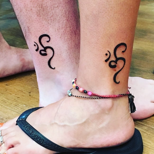 Tatuaggi astratti di nodi abbinati sulla caviglia di @allybabe78