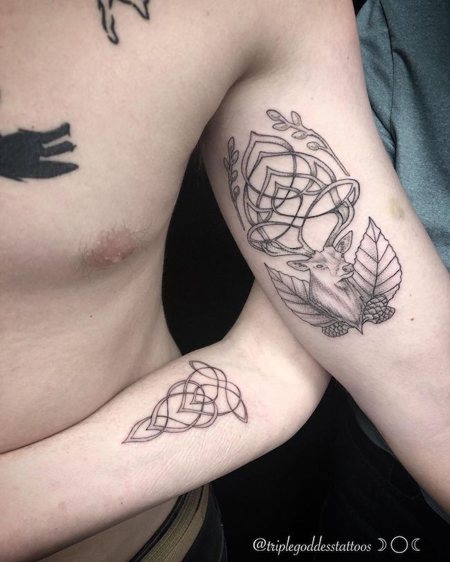 Tatuaggi con nodi celtici per onorare l'amore materno di @triplegoddesstattoos
