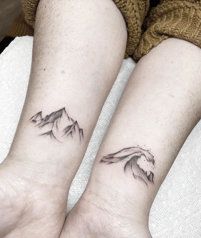 Montagna e onde - Tatuaggi abbinati di madre e figlio di @baronart_amber