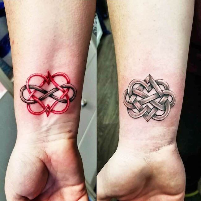 Tatuaggi con nodi celtici abbinati per madre e figlio di @tattoos_by_zandra