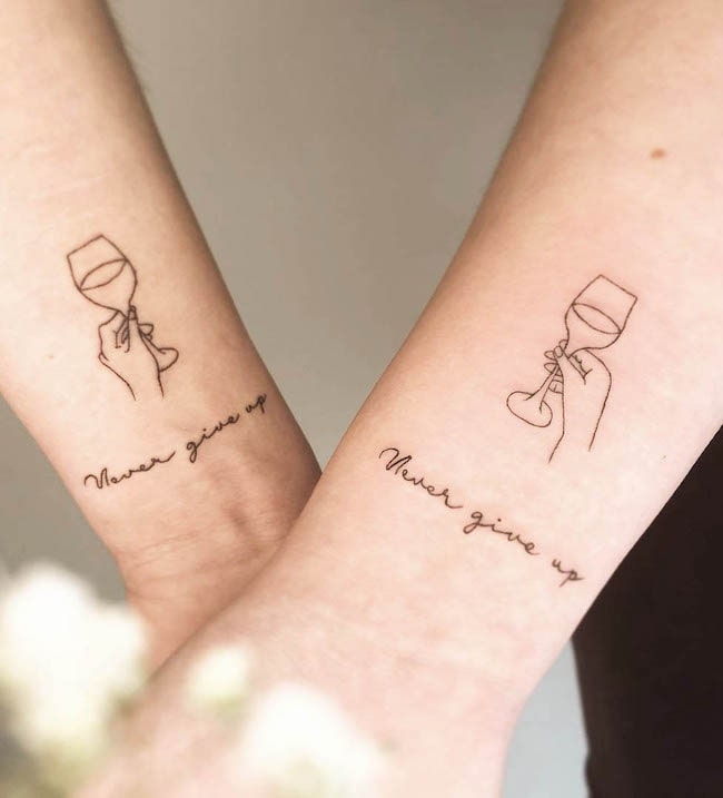 Brindisi al legame indissolubile - Tatuaggio con citazione di madre e figlio di @9dotstattoo