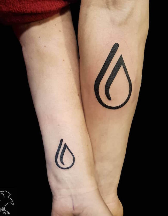 Tatuaggi a gocce d'acqua sul braccio per madre e figlio di @morrigantattoos