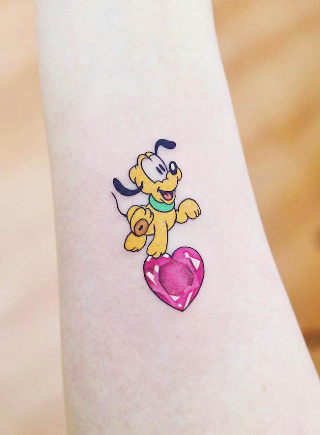 Tatuaggio con Plutone e cuore di diamante di @studiobysol