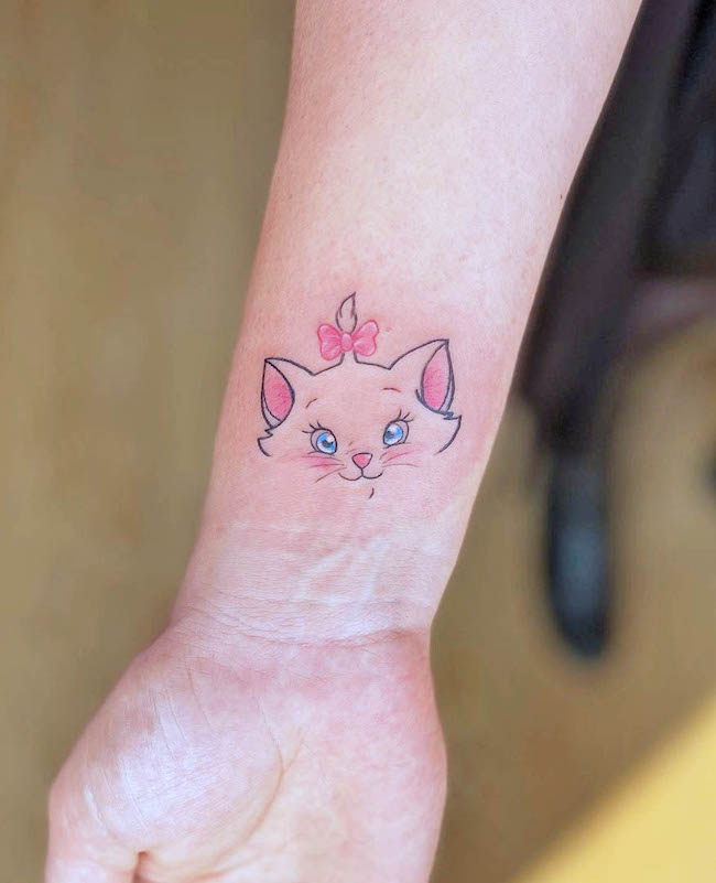 Un adorabile tatuaggio di Marie degli Aristogatti di @desydelpopolo