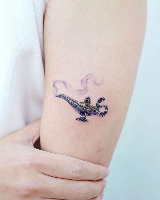 Il tatuaggio della lampada magica di @heemee.tattoo
