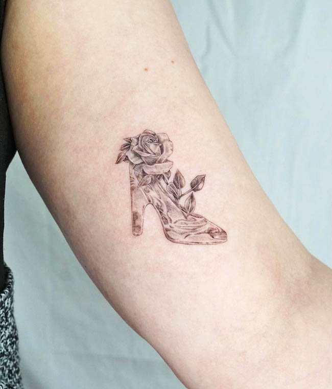 Il tatuaggio La scarpetta di vetro di @princesslena.ink