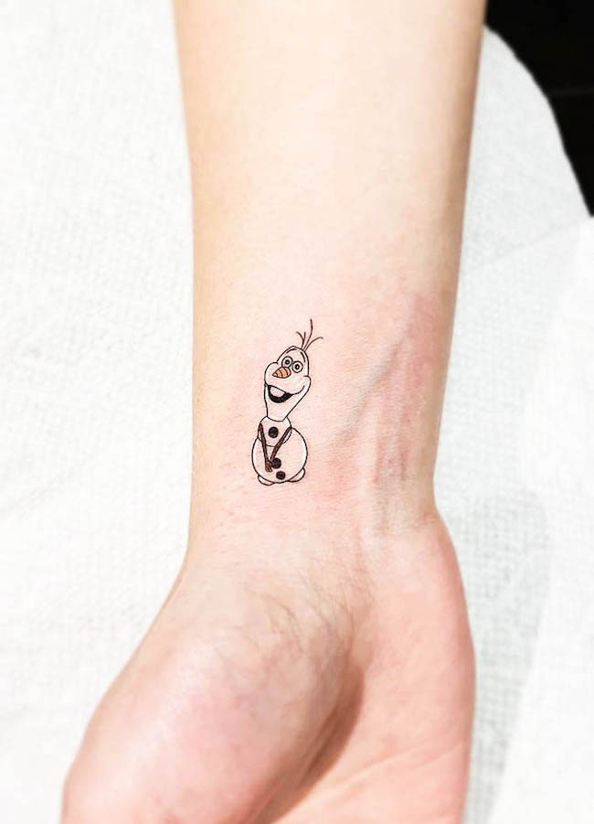 Tatuaggio Frozen Olaf di @shadow_tattooer