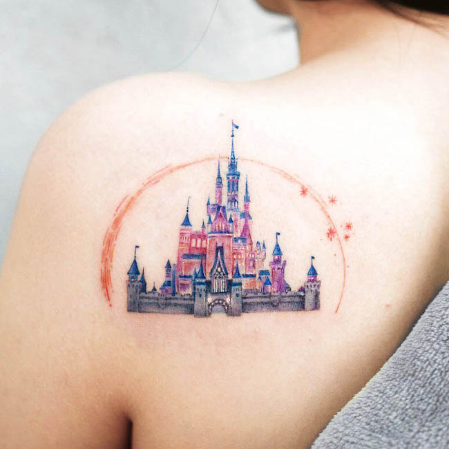 Un tatuaggio sulla scapola di Disneyland di @studiobysol