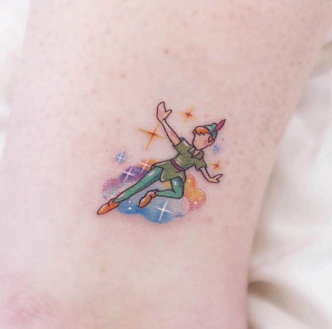 Uno scintillante tatuaggio di Peter Pan di @zvee_day