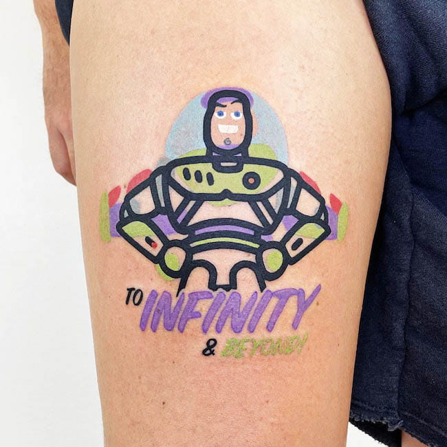 Tatuaggio Buzz Lightyear di @mambotattooer
