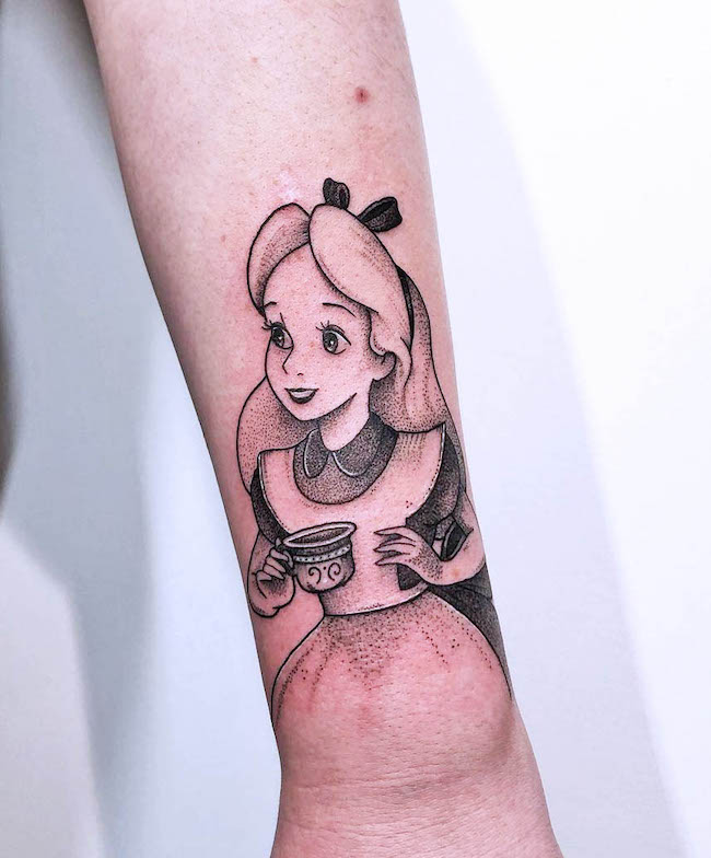 Il tatuaggio di Alice nel paese delle meraviglie di @jessicabrowntattoo