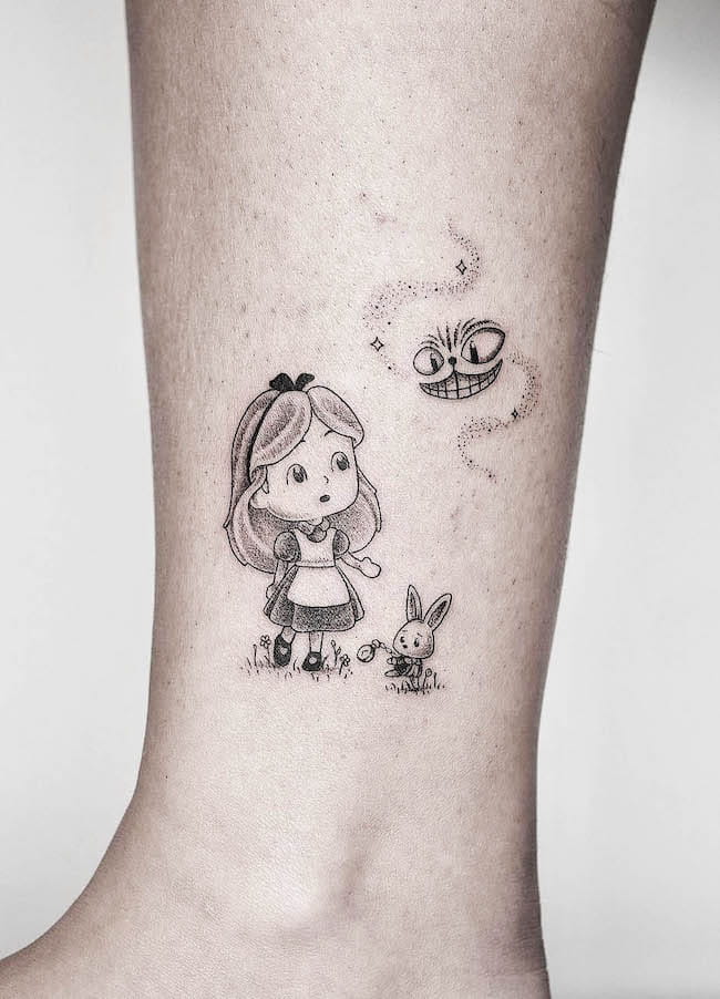 Simpatico tatuaggio di Alice nel Paese delle Meraviglie di @pt78tattoo