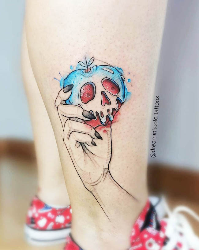 Il tatuaggio della mela avvelenata di @dreaminkcolortattoos