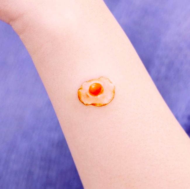 Tatuaggio di uova fritte di @siyeon_tattoo