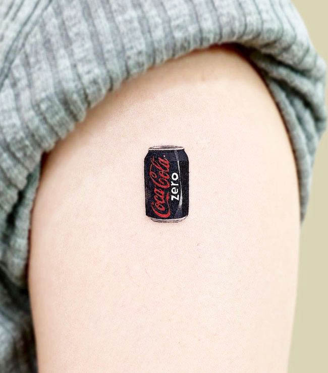 Tatuaggio Diet coke di @tattoo.pencil