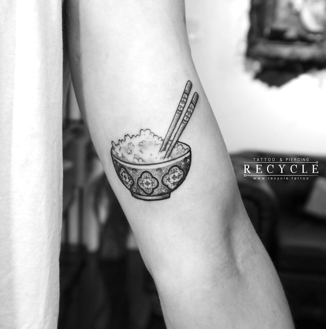 Il tatuaggio di una ciotola di riso di @tata13.recycle
