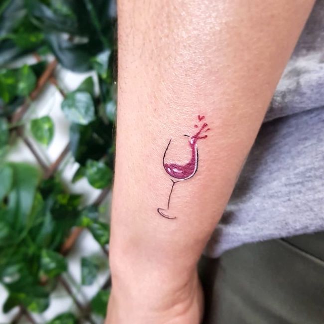 Tatuaggio di vino di @shibatattoo