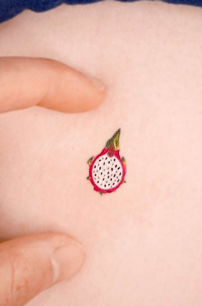 Tatuaggio di un piccolo frutto del drago di @0chicken.tattoo
