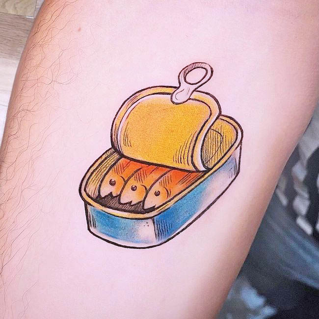 Tatuaggio di pesce in scatola di @merolbart