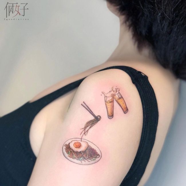 Tatuaggio con orso e noodle di @lulu_tattoo