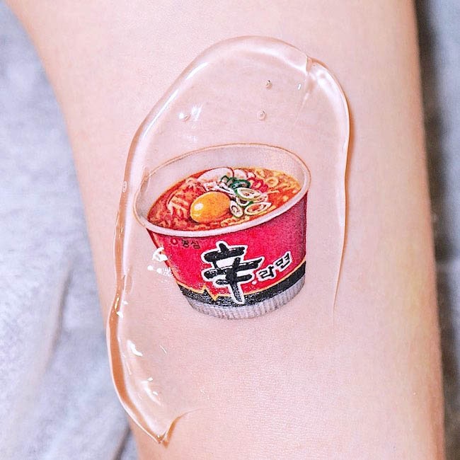 Tatuaggio di ramen istantaneo di @heemee.tattoo- Tatuaggi di cibo da acquolina in bocca che vi faranno venire fame