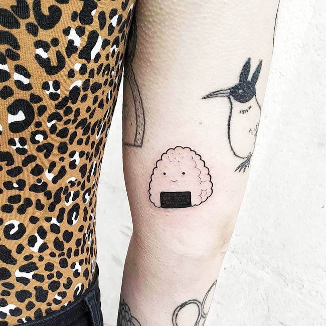 Un tatuaggio giapponese a forma di palla di riso di @rikomisao