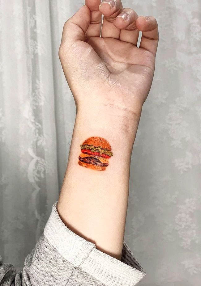 Tatuaggio di hamburger sul polso di @maryyy_tattoo