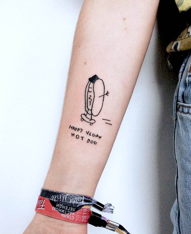 Hotdog tatuato da @frances.pokes