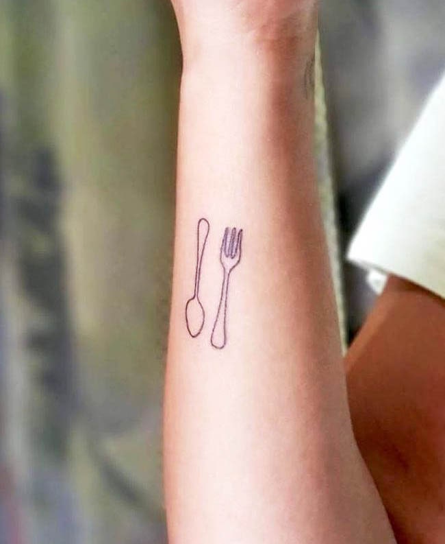 Tatuaggio con forchetta e cucchiaio per buongustai di @oindrilabala