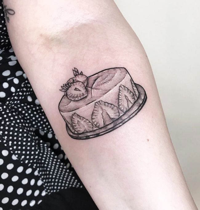 Tatuaggio di torta alla fragola di @carmensdarkgallery
