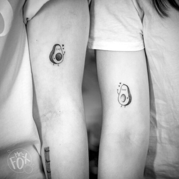 Tatuaggio avocado abbinato per amici da @mrs.fox_tattoo