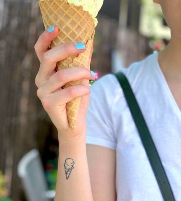 Tatuaggio del polso con gelato di @koritattoos