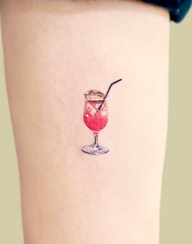 Tatuaggio con punch alla frutta di @tattoo.pencil