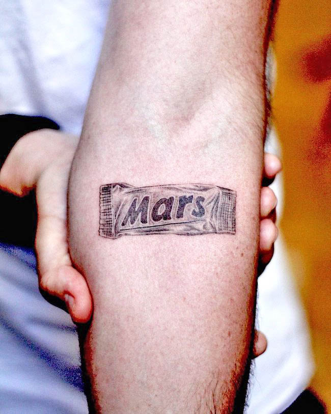 Tatuaggio interno del braccio con barretta di cioccolato di @eggsy_tattoo